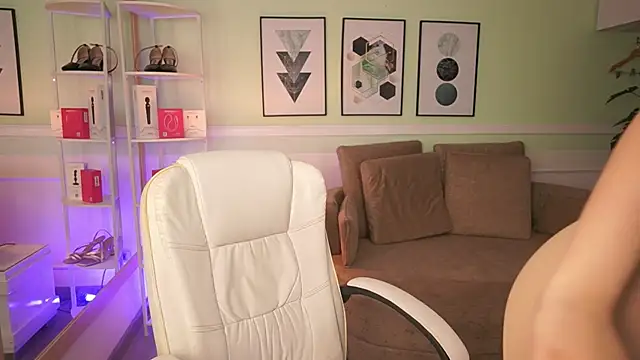 EmilyTurneer online show from 15, 4, 2026