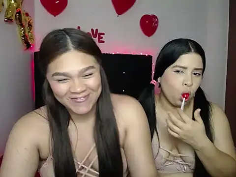 Snapshot of 2moons_full_of_love chatting on 15, 2, 2026 2moons full of love online show from 15, 2, 2026