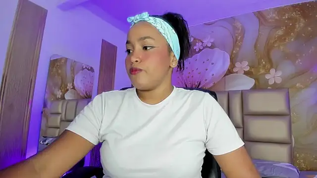 NahomiWalker  online show from 4, 12, 2025