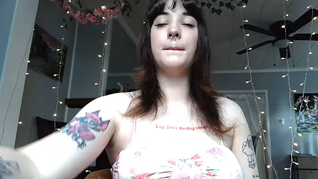 Snapshot of Trickylucy555 chatting on 18, 6, 2026 Trickylucy555 online show from 18, 6, 2026