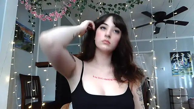Snapshot of Trickylucy555 chatting on 6, 7, 2026 Trickylucy555 online show from 6, 7, 2026