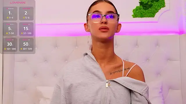 ElisaCharm online show from 10, 4, 2026