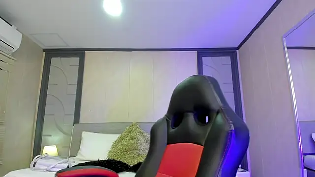 Nicoletta Whitee online show from 11, 11, 2025