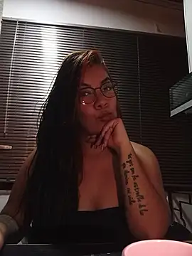 Snapshot of lili_hiugs chatting on 23, 10, 2025 lili hiugs online show from 23, 10, 2025