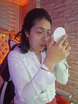 Snapshot of Roxanne_Han chatting on 8, 2, 2026 Roxanne Han online show from 8, 2, 2026