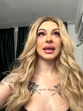 Snapshot of NovaPearl chatting on 30, 10, 2025 NovaPearl online show from 30, 10, 2025