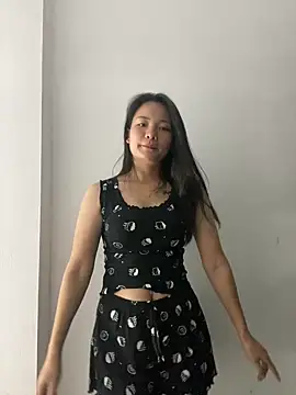 Bee Yellow00 online show from 27, 10, 2025