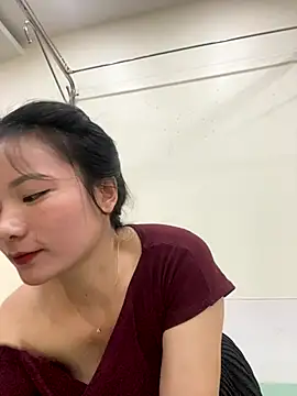 Bee Yellow00 online show from 30, 10, 2025