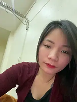 Bee Yellow00 online show from 2, 2, 2026