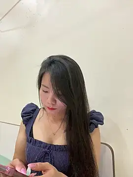 Bee Yellow00 online show from 7, 2, 2026