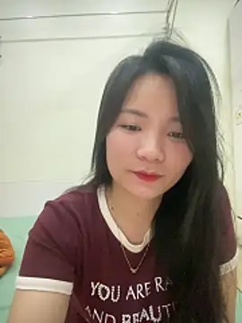 Bee Yellow00 online show from 27, 3, 2026