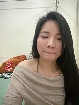 Bee Yellow00 online show from 7, 4, 2026