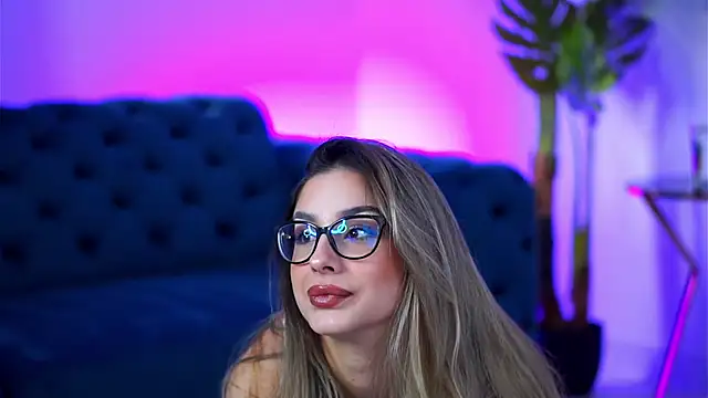 Snapshot of MaddieBryggs chatting on 15, 11, 2025 MaddieBryggs online show from 15, 11, 2025