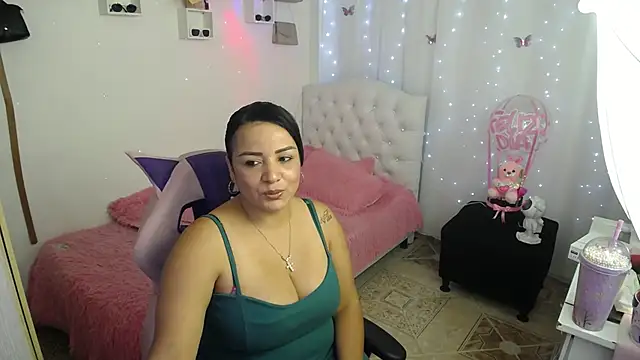 Snapshot of karitomyler__ chatting on 12, 11, 2025 karitomyler online show from 12, 11, 2025