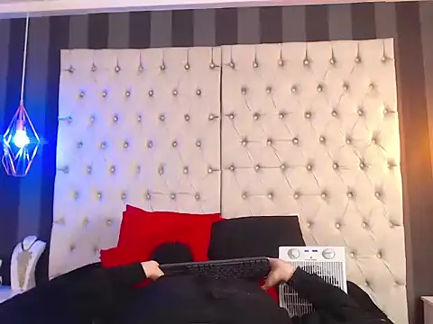 Camile Petite online show from 6, 11, 2025