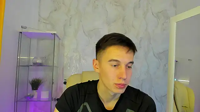 Snapshot of MarkKullen chatting on 3, 11, 2025 MarkKullen online show from 3, 11, 2025