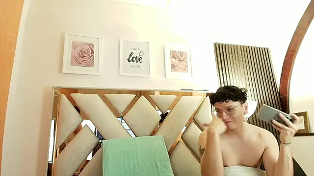Zoe And Dylan  online show from 31, 7, 2026