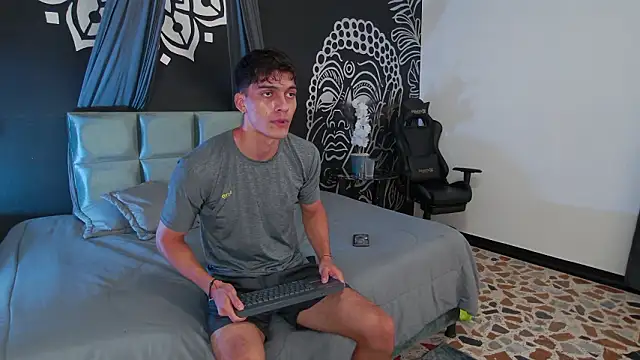 Snapshot of AlessioVitale chatting on 14, 2, 2026 AlessioVitale online show from 14, 2, 2026