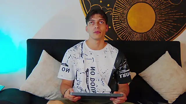 Snapshot of AlessioVitale chatting on 24, 2, 2026 AlessioVitale online show from 24, 2, 2026