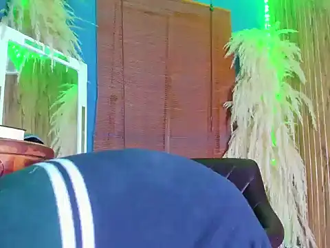 Snapshot of Leo_Glow chatting on 21, 12, 2025 Leo Glow online show from 21, 12, 2025