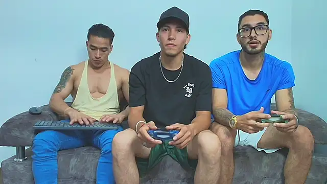 Snapshot of thebadboys05 chatting on 16, 11, 2025 thebadboys05 online show from 16, 11, 2025