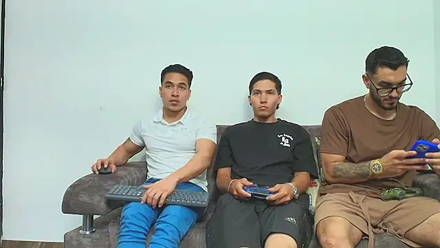 Snapshot of thebadboys05 chatting on 2, 12, 2025 thebadboys05 online show from 2, 12, 2025