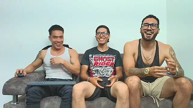 Snapshot of thebadboys05 chatting on 17, 12, 2025 thebadboys05 online show from 17, 12, 2025