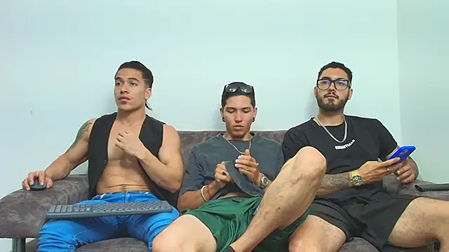 Snapshot of thebadboys05 chatting on 18, 12, 2025 thebadboys05 online show from 18, 12, 2025