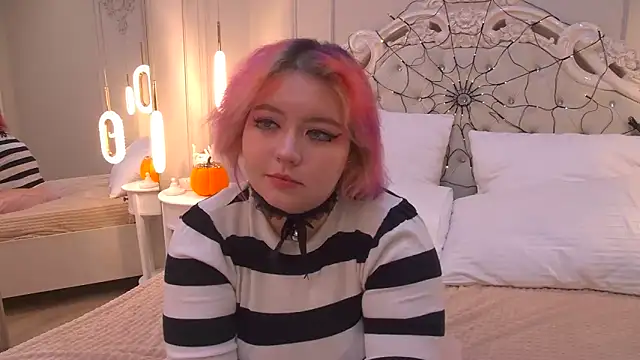 Snapshot of JennyBloom chatting on 8, 11, 2025 JennyBloom online show from 8, 11, 2025