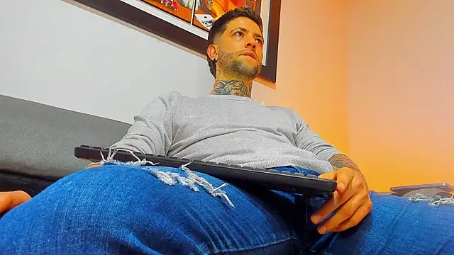 Snapshot of Supreme_Alpha chatting on 4, 11, 2025 Supreme Alpha online show from 4, 11, 2025