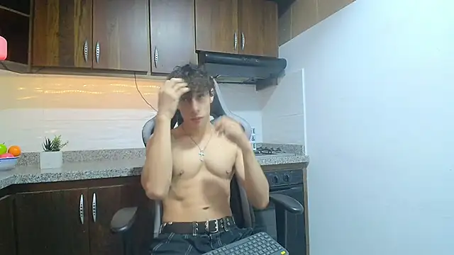 Snapshot of chris_evans27 chatting on 18, 11, 2025 chris evans27 online show from 18, 11, 2025