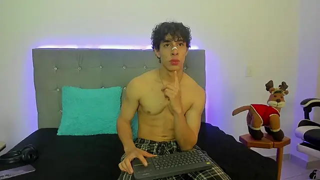 Snapshot of chris_evans27 chatting on 24, 11, 2025 chris evans27 online show from 24, 11, 2025