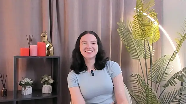 LatinaHuguenin online show from 5, 11, 2025