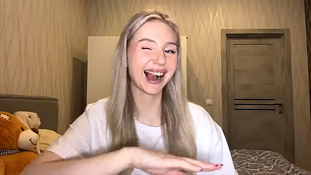 Snapshot of MoonlitCrystalia chatting on 8, 11, 2025 MoonlitCrystalia online show from 8, 11, 2025