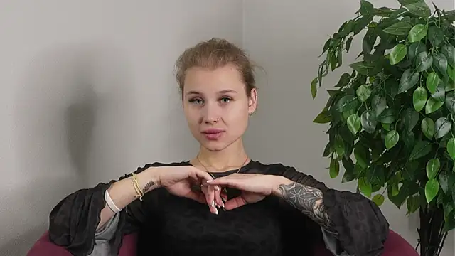 NganZarella online show from 12, 11, 2025