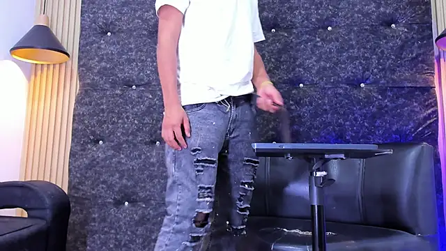 Tommy bigcock19 online show from 9, 11, 2025