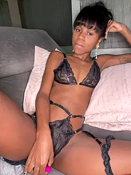 Snapshot of mayalouise chatting on 19, 11, 2025 mayalouise online show from 19, 11, 2025