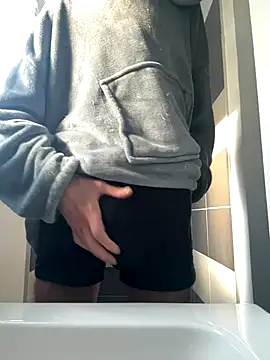 Snapshot of groschibre40100 chatting on 16, 11, 2025 groschibre40100 online show from 16, 11, 2025