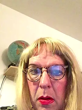 Snapshot of simone_xdressing chatting on 8, 11, 2025 simone xdressing online show from 8, 11, 2025