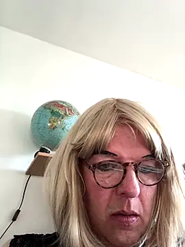 Snapshot of simone_xdressing chatting on 30, 11, 2025 simone xdressing online show from 30, 11, 2025