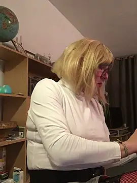 Snapshot of simone_xdressing chatting on 8, 2, 2026 simone xdressing online show from 8, 2, 2026