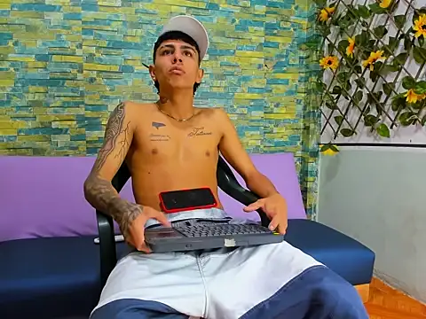 Snapshot of naughty_boy_Maicoll chatting on 1, 12, 2025 naughty boy Maicoll online show from 1, 12, 2025