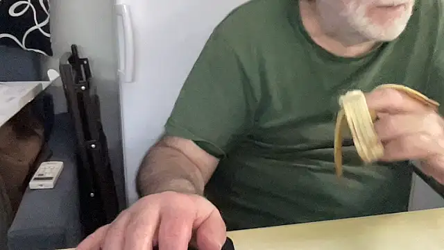 Snapshot of coach-karl chatting on 14, 11, 2025 coach-karl online show from 14, 11, 2025