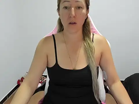 Snapshot of chrystal_sl852 chatting on 17, 11, 2025 chrystal sl852 online show from 17, 11, 2025