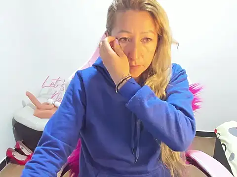 Snapshot of chrystal_sl852 chatting on 1, 12, 2025 chrystal sl852 online show from 1, 12, 2025