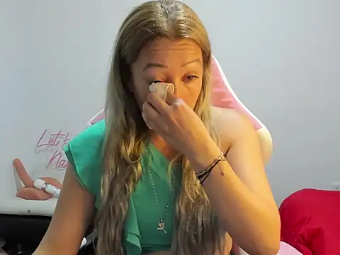 Snapshot of chrystal_sl852 chatting on 14, 12, 2025 chrystal sl852 online show from 14, 12, 2025