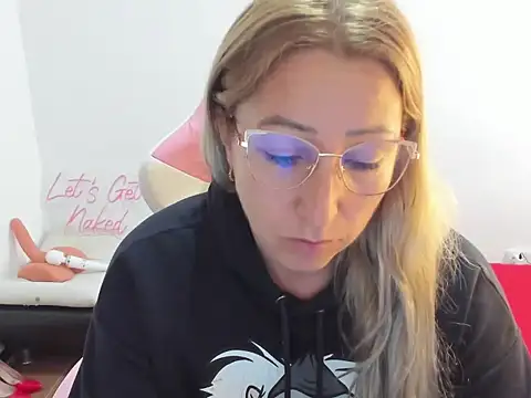 Snapshot of chrystal_sl852 chatting on 15, 12, 2025 chrystal sl852 online show from 15, 12, 2025