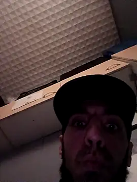 Snapshot of hotguy71000 chatting on 16, 12, 2025 hotguy71000 online show from 16, 12, 2025