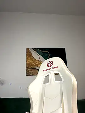 Snapshot of Shy_Vivi chatting on 4, 12, 2025 Shy Vivi online show from 4, 12, 2025