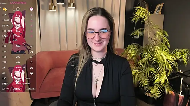 Snapshot of EmmaBloomm chatting on 4, 7, 2026 EmmaBloomm online show from 4, 7, 2026